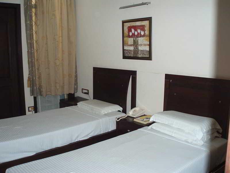 Hotel Suncity Делхи Екстериор снимка