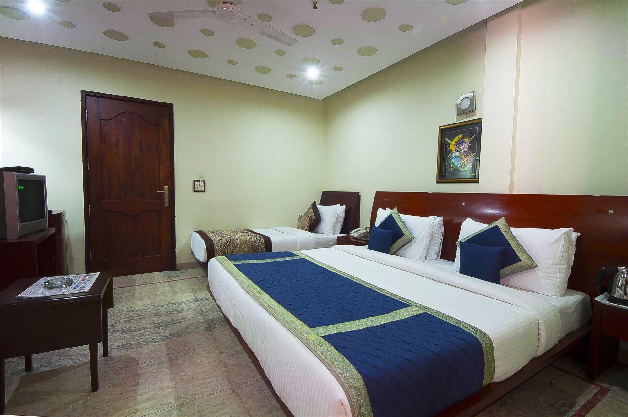 Hotel Suncity Делхи Екстериор снимка