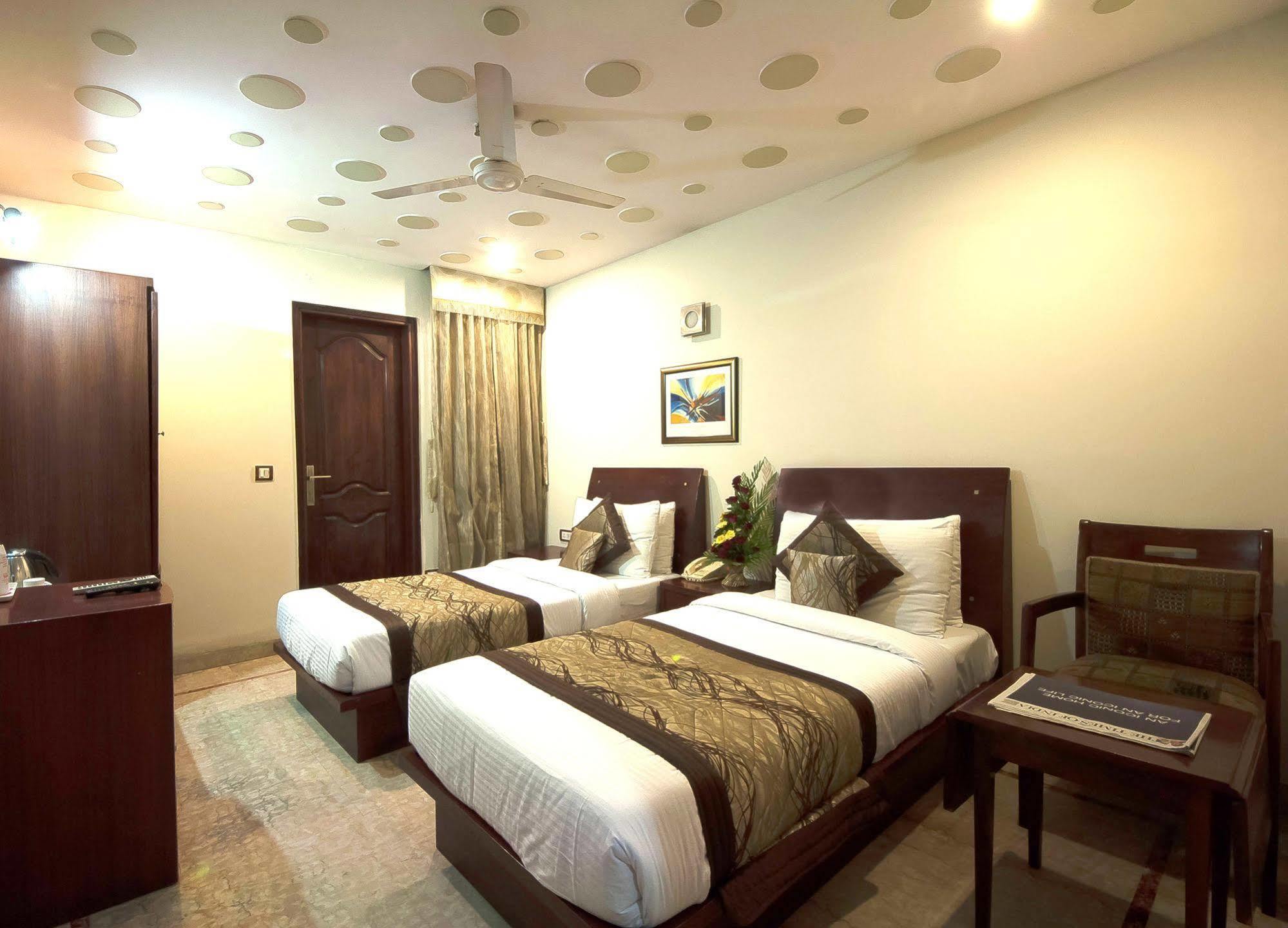 Hotel Suncity Делхи Екстериор снимка