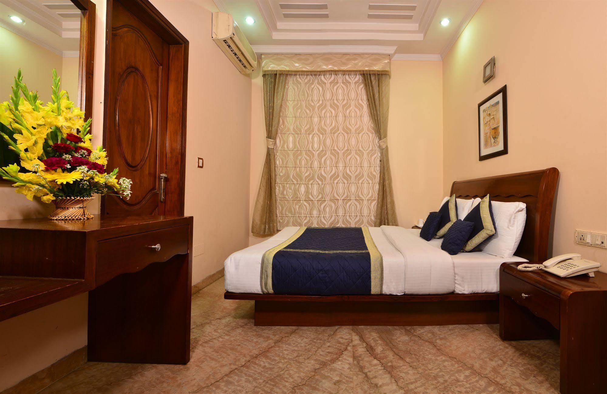 Hotel Suncity Делхи Екстериор снимка